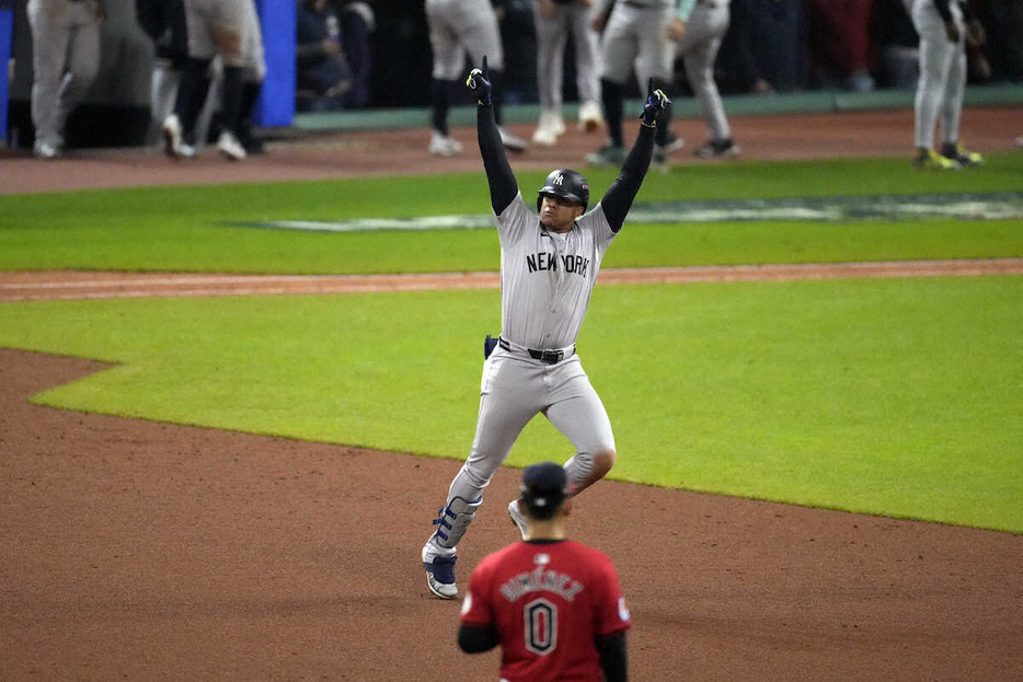 延長10回に決勝3ランを放ち両手を突き上げるヤンキース・ソト（AP）