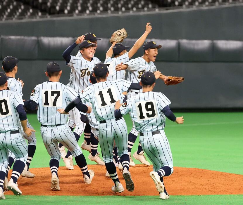 北海対東海大札幌　優勝し歓喜する東海大札幌ナイン（撮影・黒川智章）