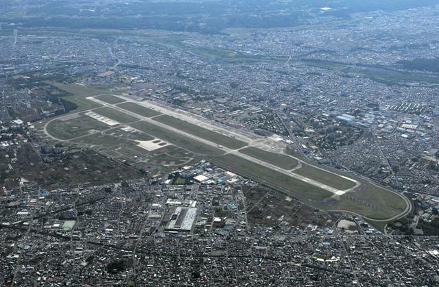 東京都福生市、武蔵村山市、羽村市、立川市、昭島市、瑞穂町にまたがる米軍横田基地（中央）=2023年4月27日午後1時53分、朝日新聞社ヘリから、岩下毅撮影