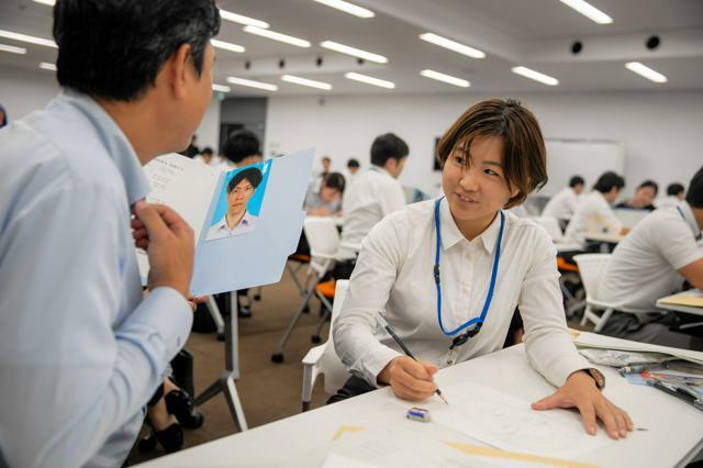 警察官役と目撃者役に分かれ、目撃者の証言を頼りに似顔絵を描く参加者=2024年10月16日午後4時8分、京都市上京区、木子慎太郎撮影