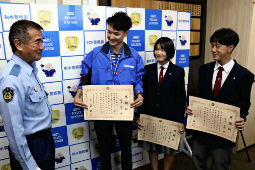 浅野署長（左）から感謝の言葉をかけられた、右から早川さん、窪田さん、紅井さん（２１日、富山県警射水署で）