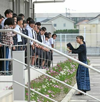 見送りの生徒たちとお話しになる秋篠宮家の次女佳子さま＝佐賀市の佐賀星生学園