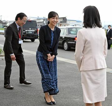 学園理事長に見送られる秋篠宮家の次女佳子さま＝佐賀市の佐賀星生学園