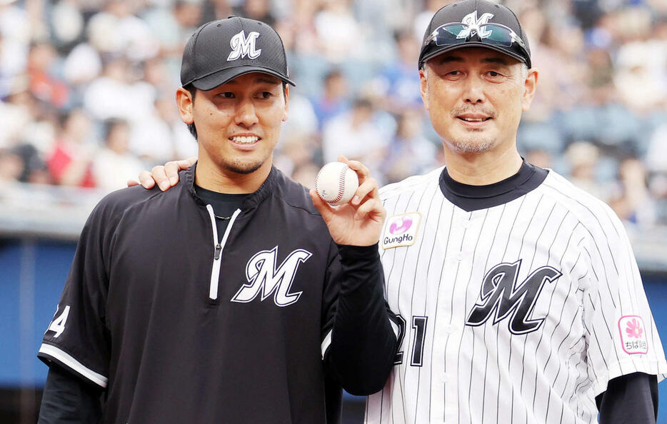 2024年6月、笑顔を見せる初勝利したロッテ高野脩汰（左）と監督通算100勝を決めたロッテ吉井監督