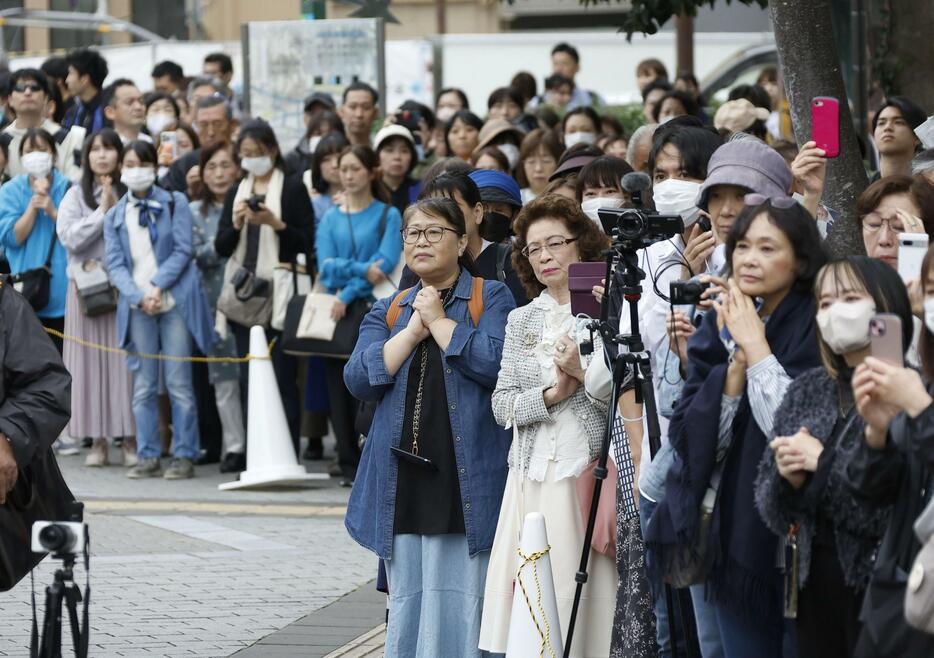 兵庫県知事選が告示され、立候補者の街頭演説に集まった有権者ら＝31日午前、神戸市