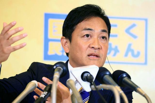 インタビューに答える国民民主党の玉木雄一郎代表=2024年10月27日午後11時44分、東京都新宿区、長島一浩撮影