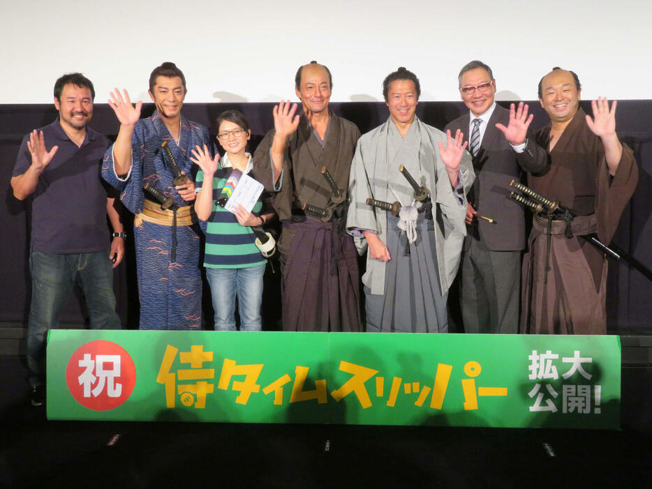 映画「侍タイムスリッパー」応援感謝！　舞台あいさつに登壇した、左から安田淳一監督、田村ツトム、沙倉ゆうの、山口馬木也、冨家ノリマサ、井上肇、高寺裕司（撮影・村上幸将）