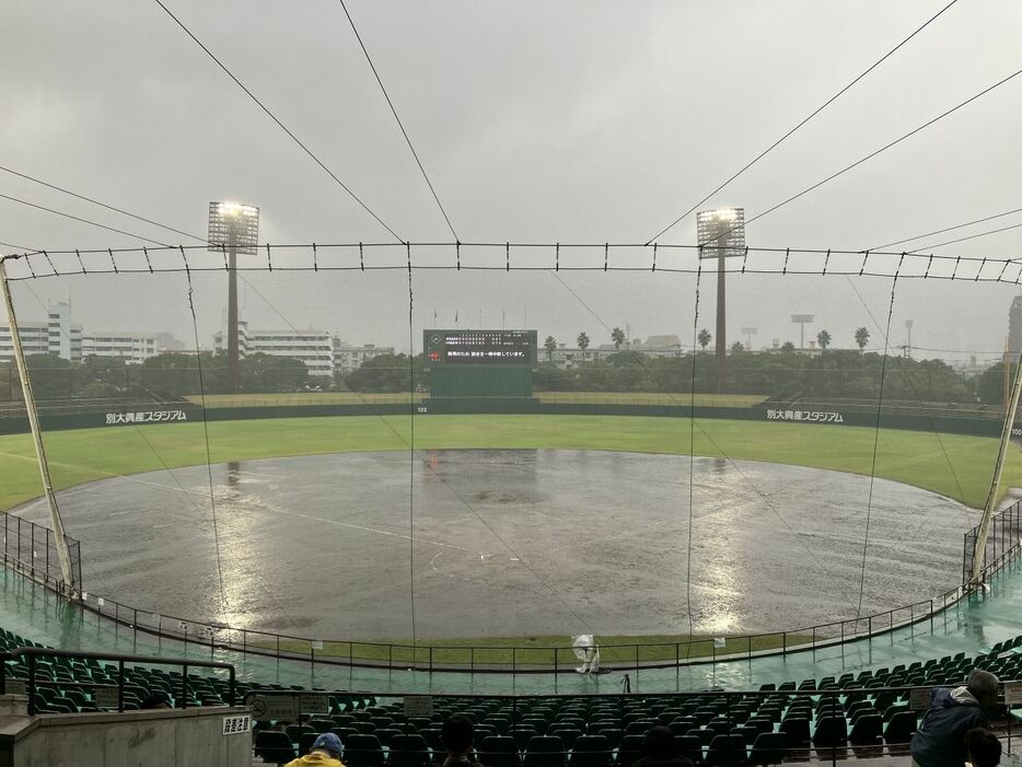 雨のため継続試合となった別大興産スタジアム