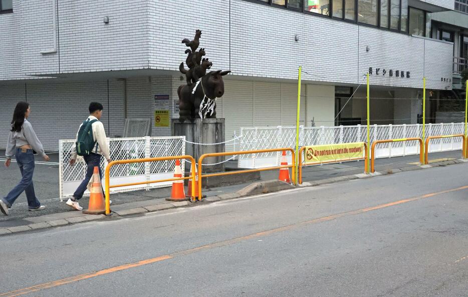 コンビニの屋根越しに富士山を撮影できる写真スポットに増設された柵（左2つ）＝10日午後、山梨県富士河口湖町