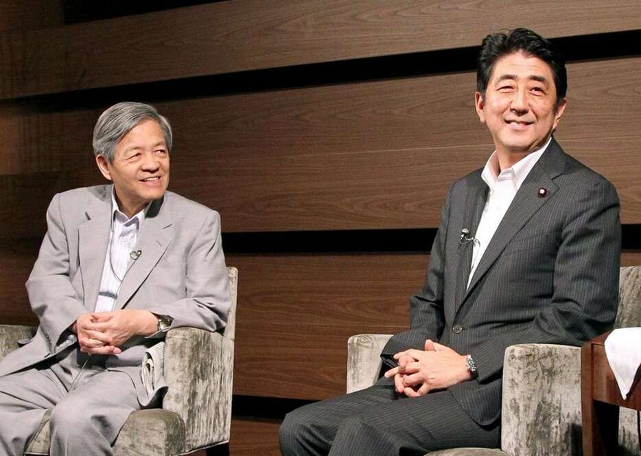 セミナーで安倍晋三氏（右）と意見を交わす＝平成23年