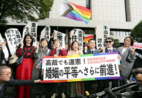 同性婚訴訟の高裁判決で、違憲と判断されて喜ぶ原告ら（３０日午前、東京都千代田区で）＝三浦邦彦撮影