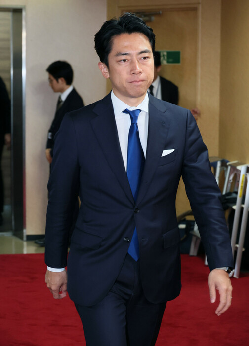 石破茂首相は、衆院選から一夜明けた２８日午前、党本部で臨時役員会に出席した。与党で過半数に届かなかった結果を受けて対応を協議。大敗を受け、小泉進次郎選対委員長（写真）は首相に辞表を提出し、受理された。