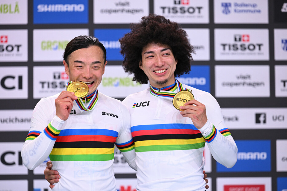 自転車トラック種目の世界選手権。男子でケイリン優勝の山崎賢人（右）と、スクラッチを制した窪木一茂＝１７日、コペンハーゲン郊外