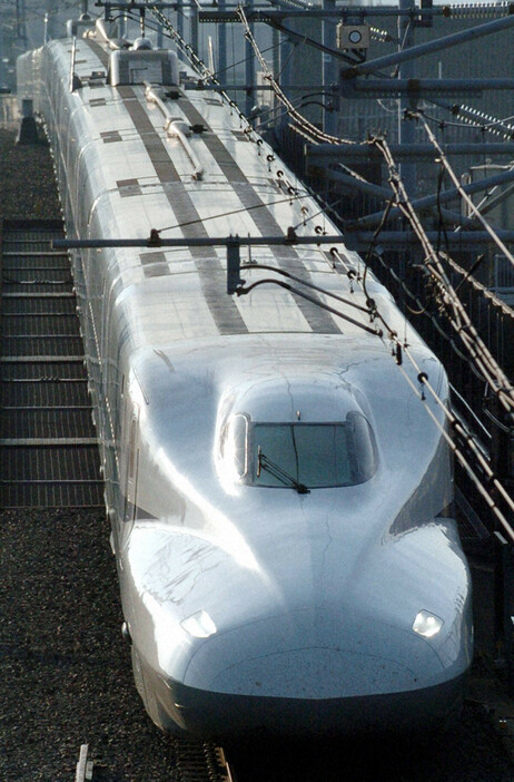 デビューを翌年に控え、耐久試験中の新幹線車両「N700系」＝京都市で2006年10月、鶴谷真撮影