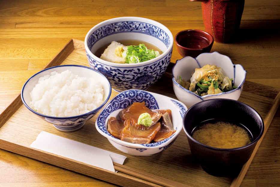 『食堂なるたけ』揚げ出し豆腐とかんぱち漬け刺し定食　2500円　カンパチは鹿児島の生産者から。自家製の醤油ダレに漬け込んで飴色になった身はねっとりした舌触りから上品な旨みが広がる。揚げ出しのツユも豆腐を引き立てるいい塩梅