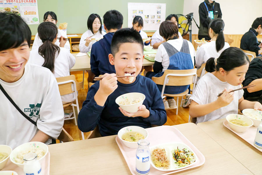 マツタケご飯が提供された給食（天龍小中学校提供）