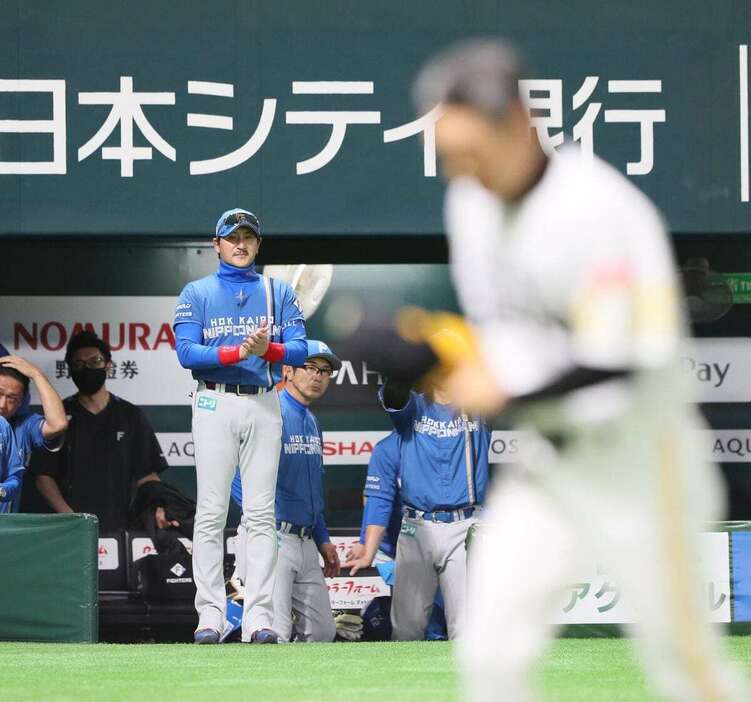 新庄監督は、日本シリーズ進出を決めた小久保監督に拍手を送った（撮影・渋井君夫）