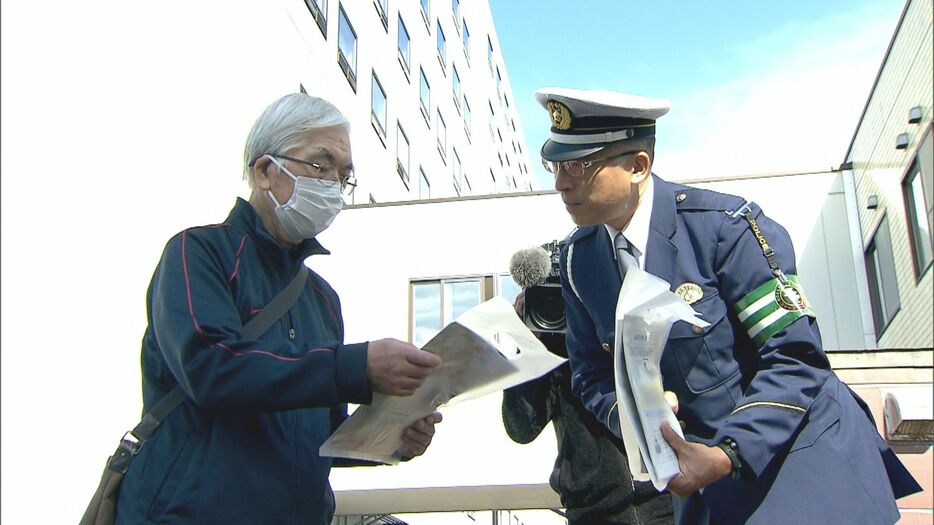 安全運転を呼び掛ける警察官