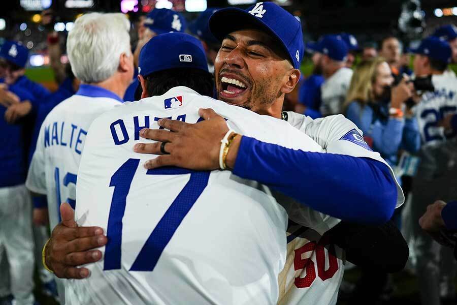 リーグ優勝決定シリーズ第6戦で勝利し、お互いを称えあうドジャースの大谷翔平（左）とムーキー・ベッツ【写真：Getty Images】