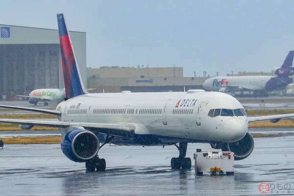 デルタ航空のボーイング757（乗りものニュース編集部撮影）。