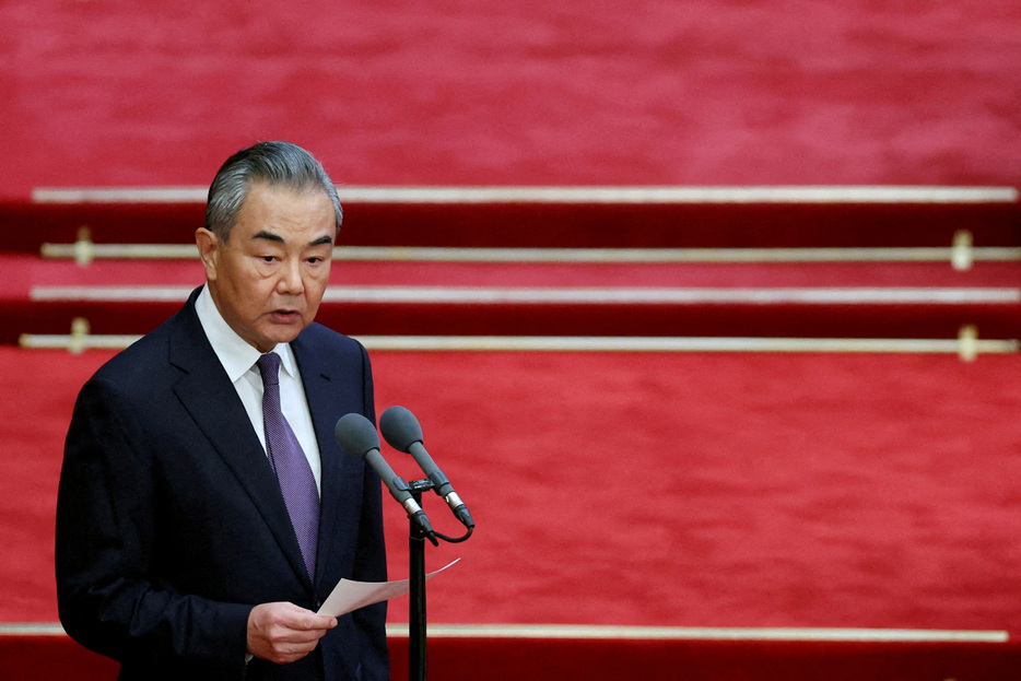 　１０月２１日　中国の王毅外相（写真）は２１日、フランスのファビウス元首相と北京で会談し、欧州連合（ＥＵ）と中国が交渉と協議を通じてそれぞれの懸念を解決する方法を見いだすことを期待すると述べた。写真は９月５日、北京で撮影（２０２４年　ロイター／Florence Lo）