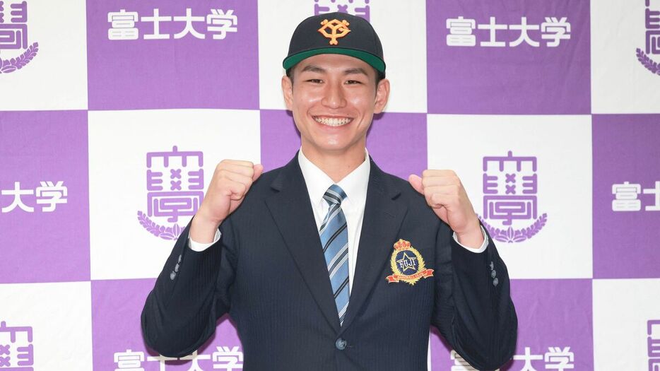 巨人から育成１位指名を受け笑顔でガッツポーズする富士大・坂本達也捕手