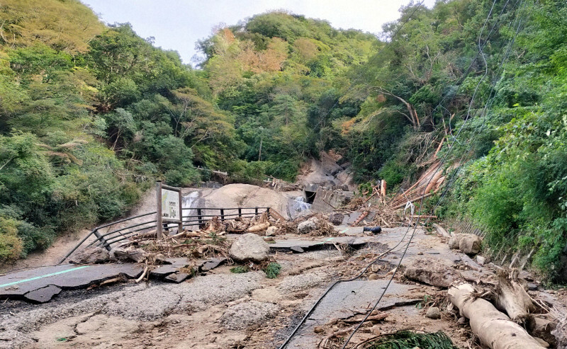 能登豪雨で被災した、石川県輪島市の上大沢町と上山町を結ぶ県道38号の現場＝同市西二又町で2024年9月29日、高尾具成撮影