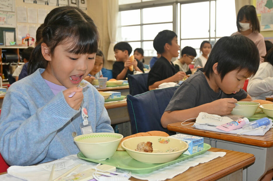 絵本に登場したスープをほおばる児童＝袋井市の今井小