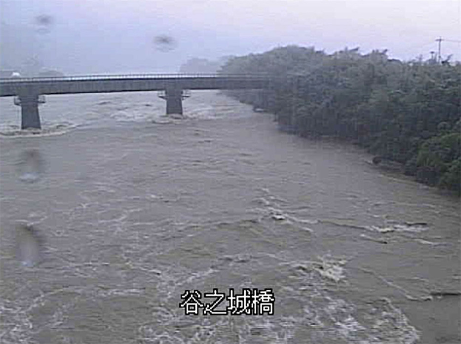 大雨の影響で増水した宮崎県日南市の広渡川のライブカメラ画像＝22日午後（国交省提供）