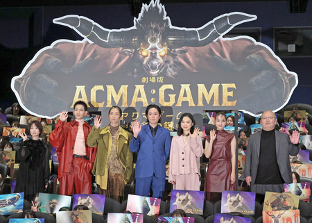 「劇場版ＡＣＭＡ：ＧＡＭＥ　アクマゲーム　最後の鍵」の公開初日舞台あいさつに出席した間宮祥太朗（中央）、田中樹（左から３人目）ら＝２５日、東京