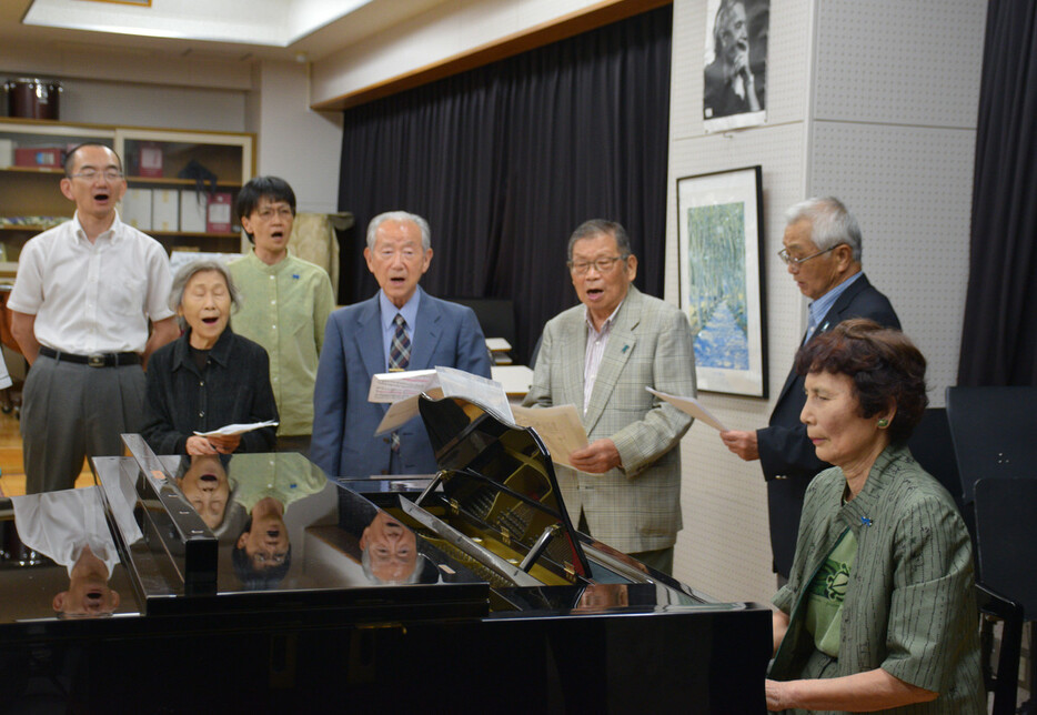 横田めぐみさんとの再会を願い「翼をください」を合唱する同級生ら＝４日午後、新潟市