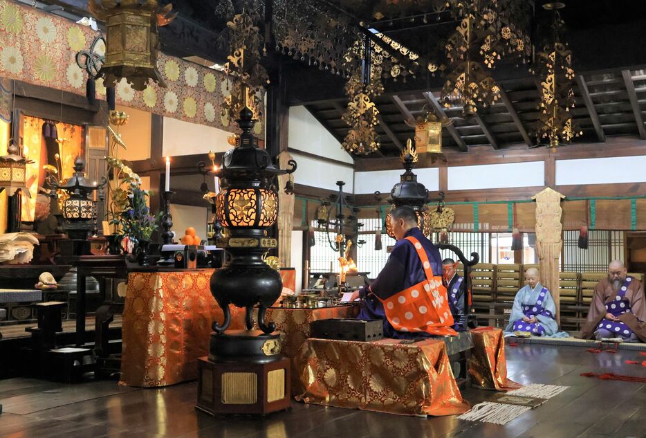 重要文化財指定を受けて行われた、奉告法要（大津市園城寺町・三井寺）