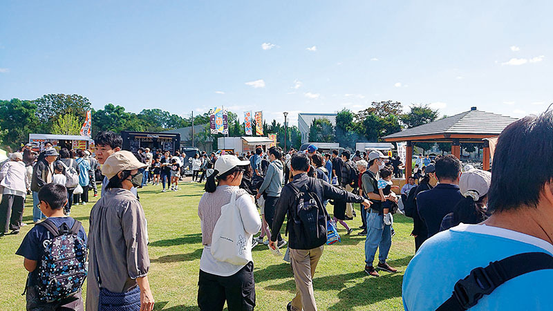 秋晴れの中、家族連れや古墳マニアなどでにぎわった＝20日、行田市埼玉のさきたま古墳公園