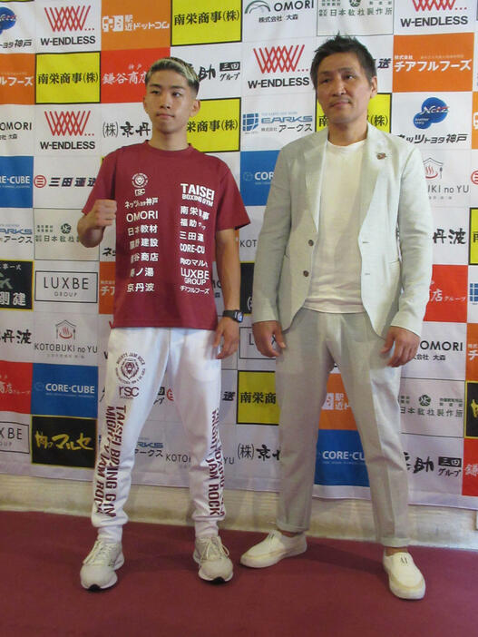 12・14にWBOアジアパシフィックライトフライ級王座決定戦に挑む尾崎。右は丸元会長（撮影・実藤健一）