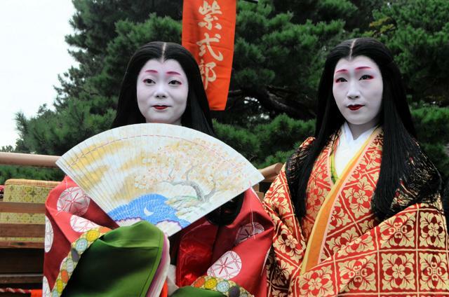 清少納言を務めたもみ福さん（左）と紫式部に扮した珠雪さん=2024年10月22日、京都市上京区、清水謙司撮影