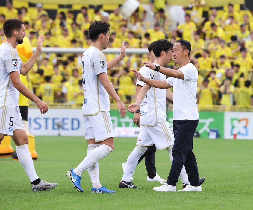 ＜柏・町田＞試合後、選手を労う黒田監督（右）＝撮影・小海途　良幹