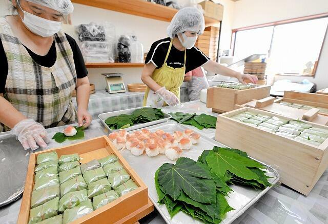 次々と作られる葉っぱ寿司=福井県永平寺町松岡下合月