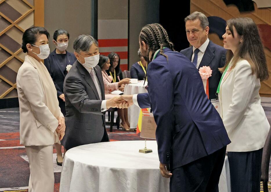 「国際青年交流会議」で参加者と握手される天皇陛下＝2日午後、東京都千代田区（代表撮影）