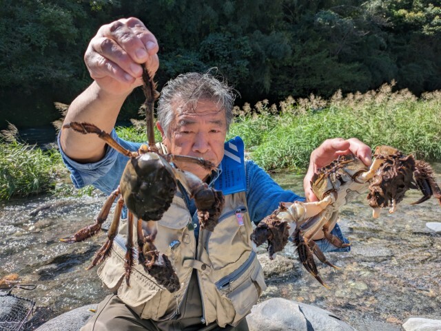 もじりから取り出したズガニを手にする堤さん＝河津町川津筏場