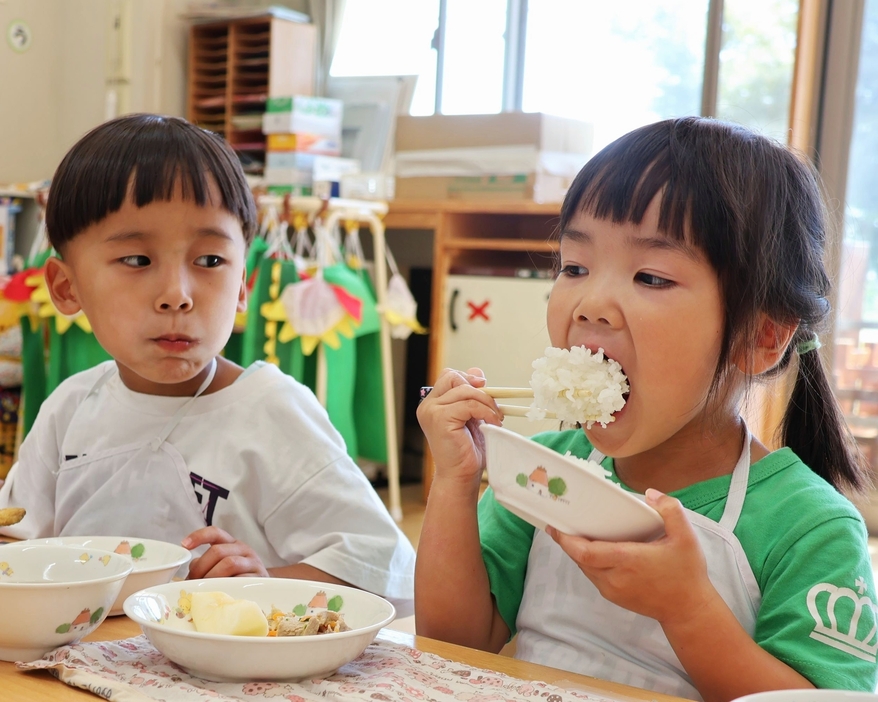 ご飯を頬張る園児