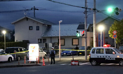 男が立てこもった建物周辺を警戒する警察官（２２日午後５時８分、須賀川市で）