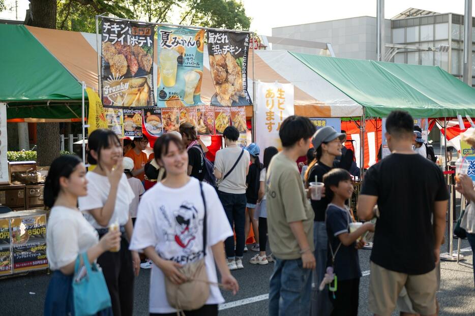 お客さんで賑わったフードフェス photograph by Jason Halayko