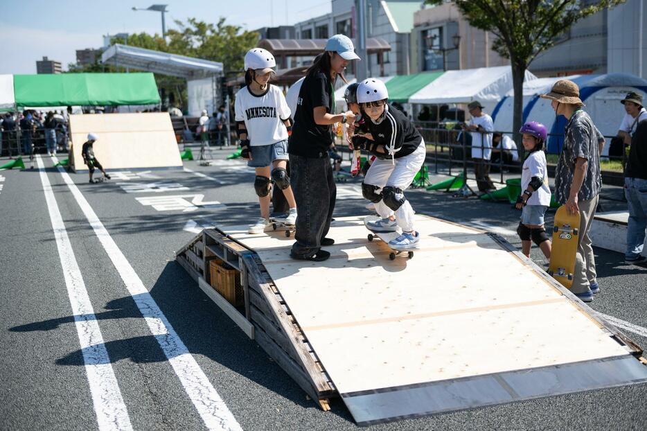 スケートボード体験の様子 photograph by Jason Halayko