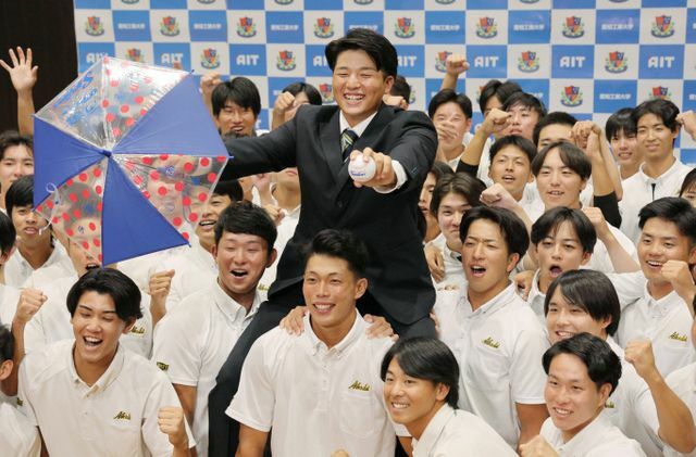 ヤクルトが交渉権を獲得し、笑顔を見せる愛知工大の中村優斗投手(写真：時事)