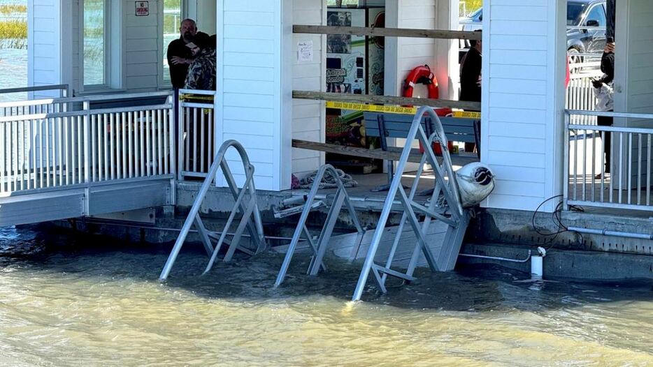 崩落したフェリー乗り場の桟橋の一部＝２０日、米ジョージア州サペロ島