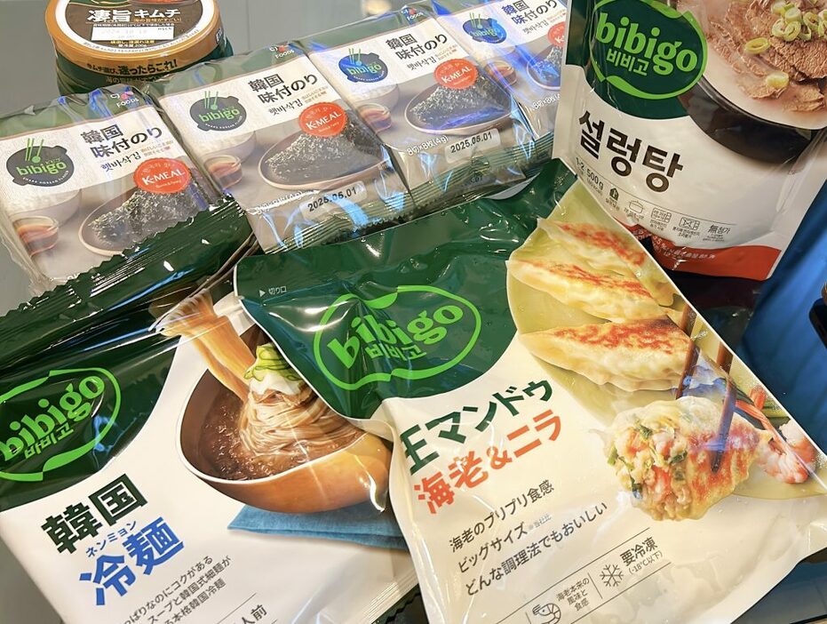 店内には冷凍、冷蔵食品からレトルト、調味料まで数十種が並ぶ