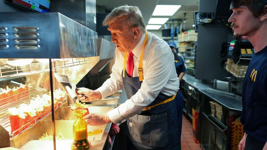 マクドナルドでフライドポテトを作るトランプ氏＝２０日、米ペンシルベニア州