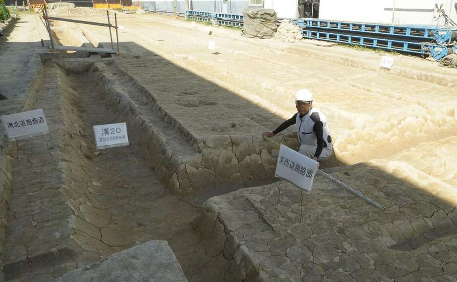 長岡京の北のはずれから出土した道路の交差点の存在を物語る溝跡＝京都市南区