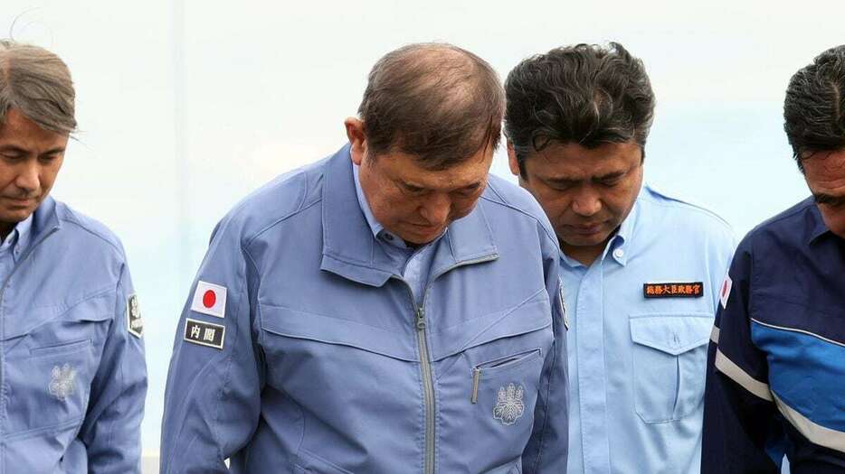 能登半島地震の被災地で黙礼する石破茂首相＝5日午前、石川県輪島市