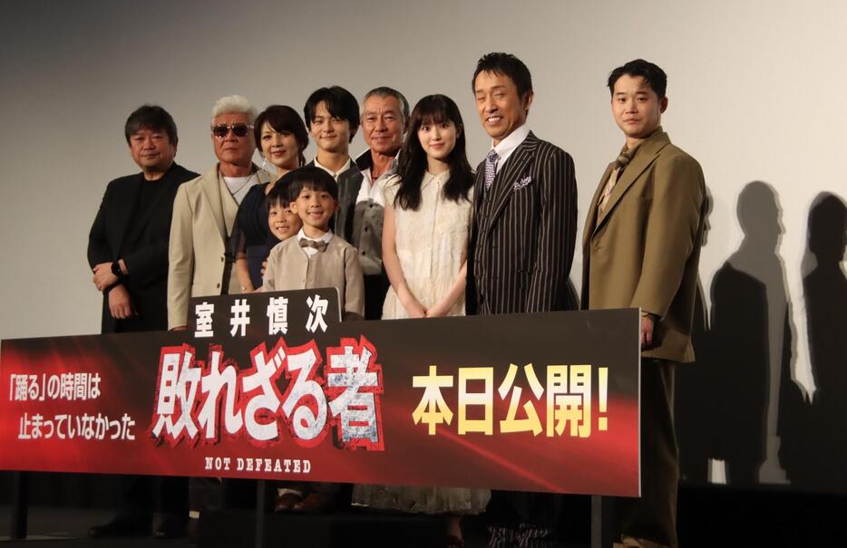 映画「室井慎次　敗れざる者」の初日舞台あいさつに登壇した主演の柳葉敏郎さんらキャスト陣と本広克行監督